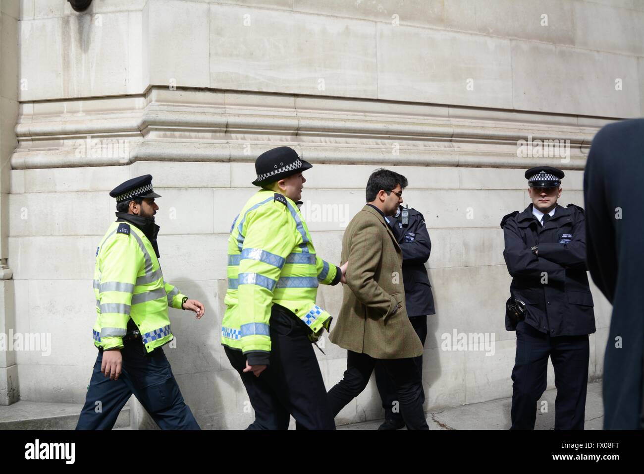 Londra, Regno Unito. Il 9 aprile 2016. Un conservatore membro viene portato via da un mob baying gridando abuso. Credito: Marc Ward/Alamy Live News Foto Stock