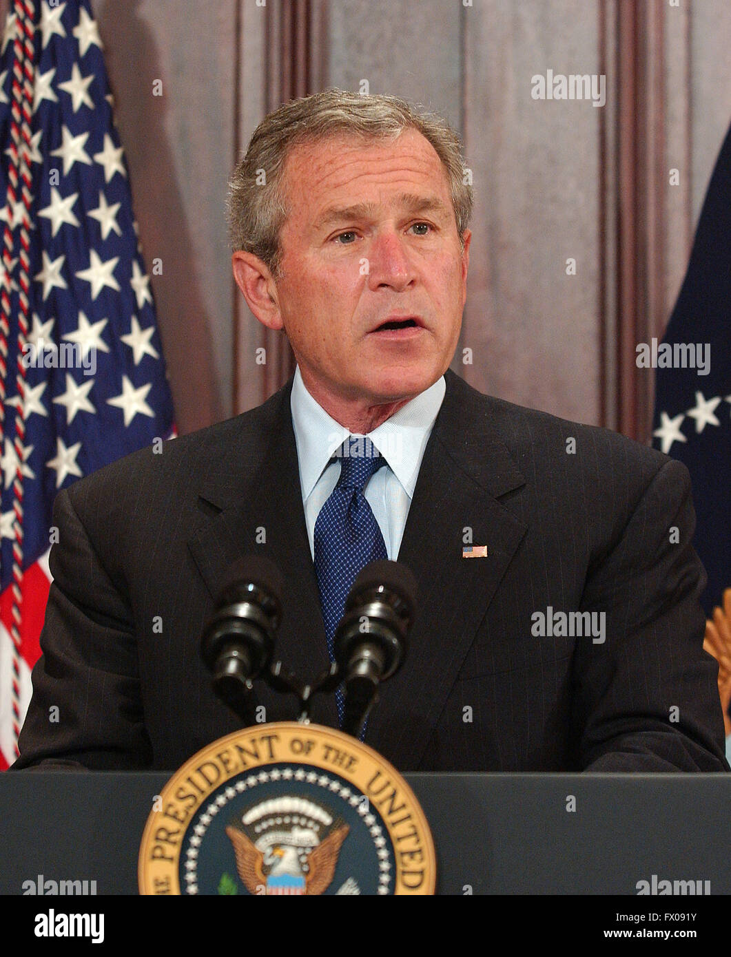 Washingon, D.C. - 20 Aprile 2005 -- Il Presidente degli Stati Uniti George Bush rende note e segni il fallimento della riforma di legge di Washington il 20 aprile 2005. Credito: Ron Sachs - Piscina - nessun filo SERVICE - Foto Stock