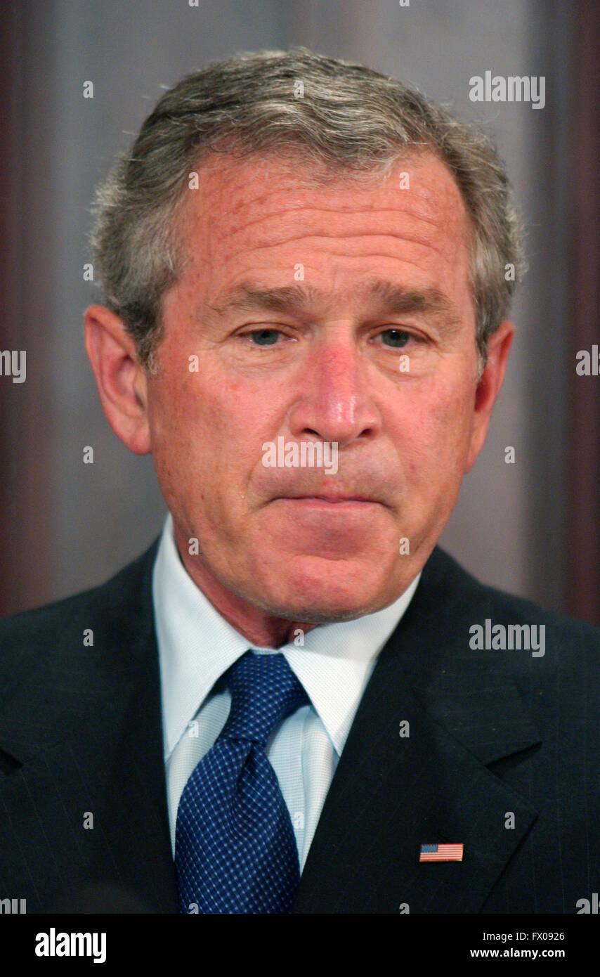 Washingon, D.C. - 20 Aprile 2005 -- Il Presidente degli Stati Uniti George Bush rende note e segni il fallimento della riforma di legge di Washington il 20 aprile 2005. Credito: Ron Sachs - Piscina - nessun filo SERVICE - Foto Stock