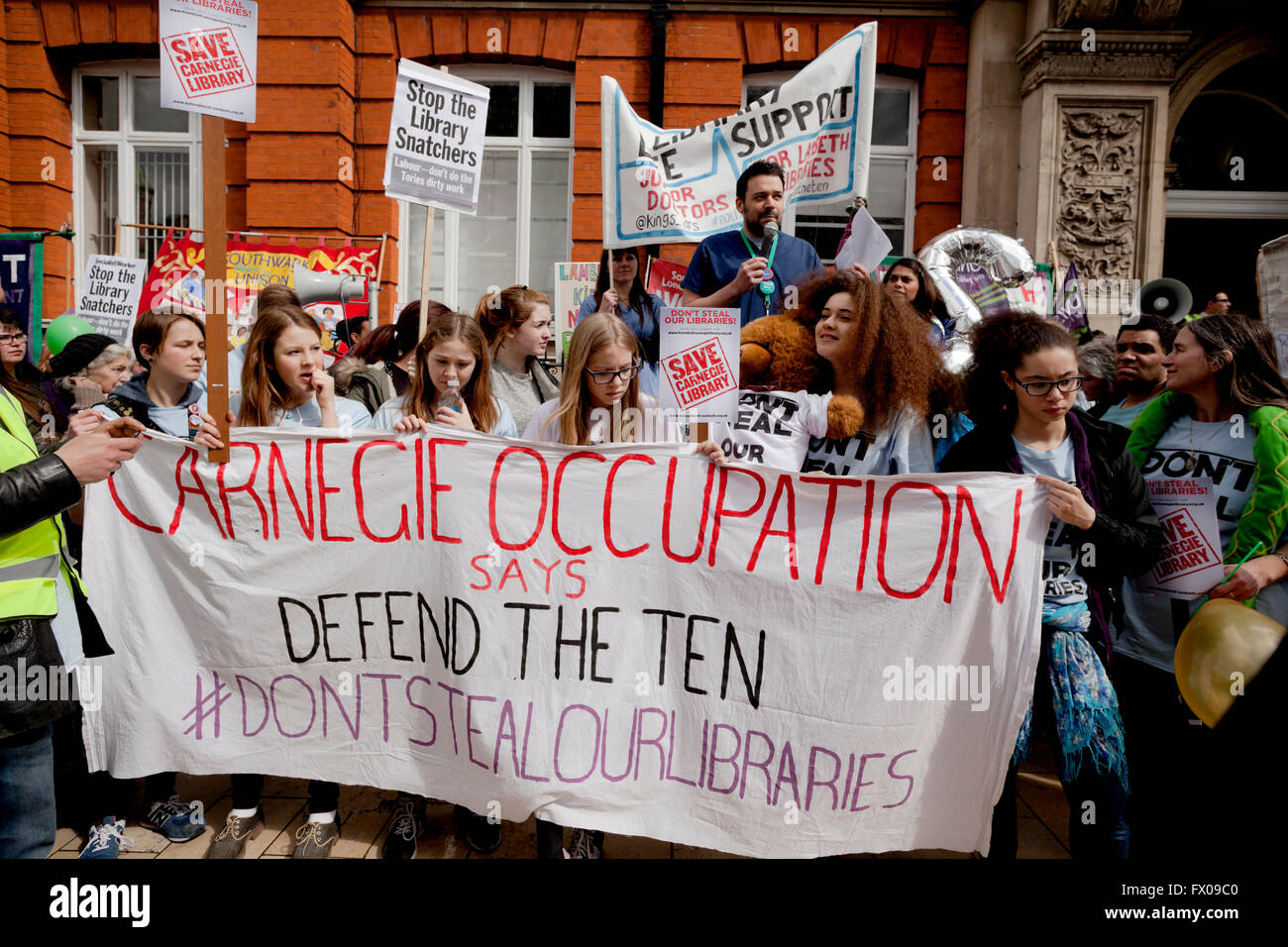 Londra, Regno Unito. 09Apr, 2016. I manifestanti di campagna contro la chiusura di librerie a Lambeth e del piano per convertirli in 'libresco' palestre, sono supportati dai medici in formazione da Kings ospedale. Marcia di protesta si è conclusa al di fuori Brixton Tate Library Credito: Miele Salvadori/Alamy Live News Foto Stock