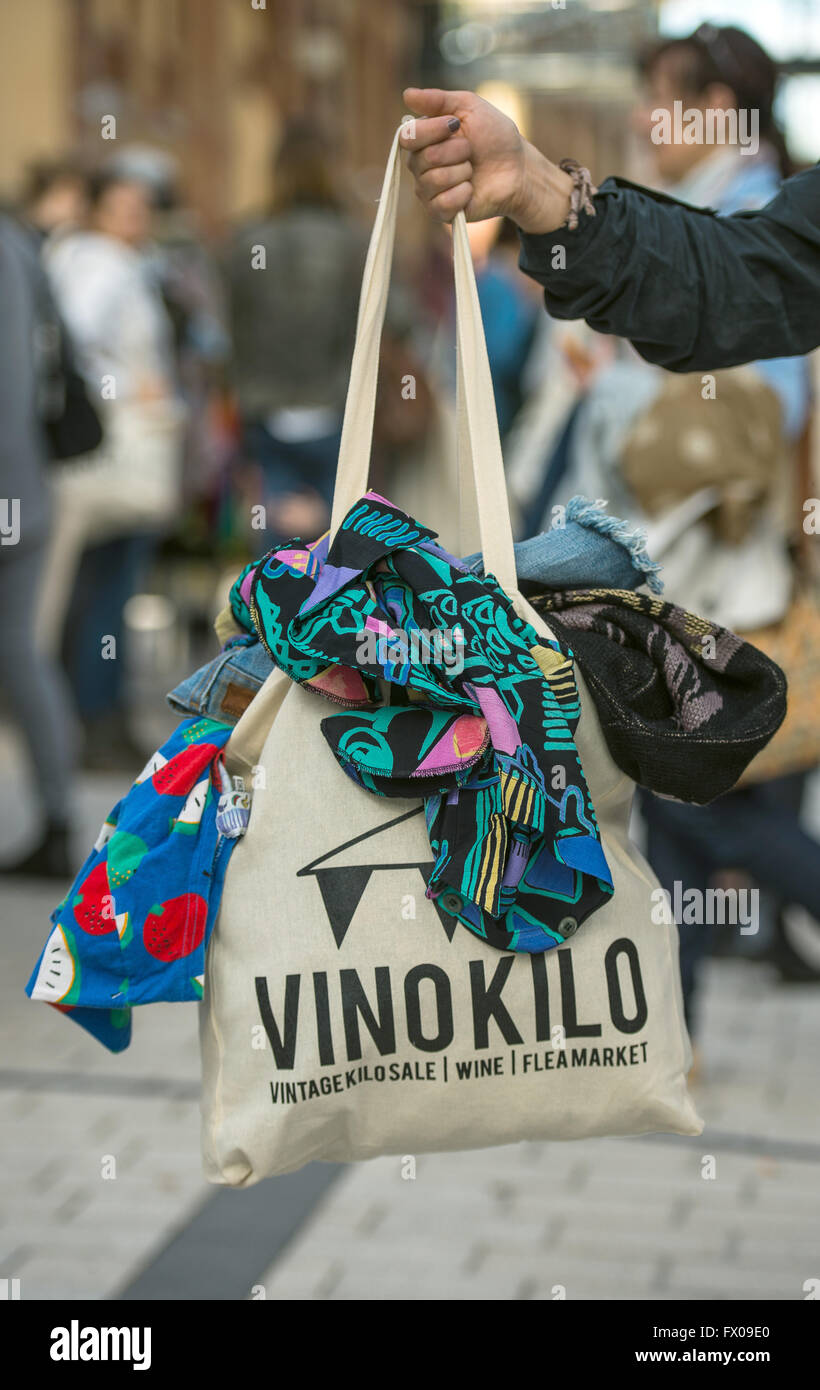 Una donna può contenere fino a shopping bag da 'Vinokilo' con abiti usati  in Offenbach am Main, Germania, 09 aprile 2016. Il Mainz-basato start up  impresa "Vinokilo' è la vendita di abbigliamento