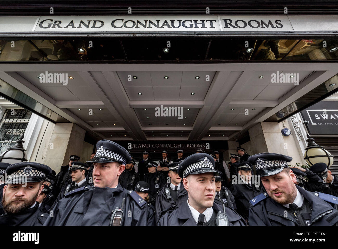 Londra, Regno Unito. Il 9 aprile 2016. 'David Cameron deve dimettersi' dimostrazione esterna il Connaught Camere Posizione del partito conservatore Conferenza di Primavera Credito: Guy Corbishley/Alamy Live News Foto Stock