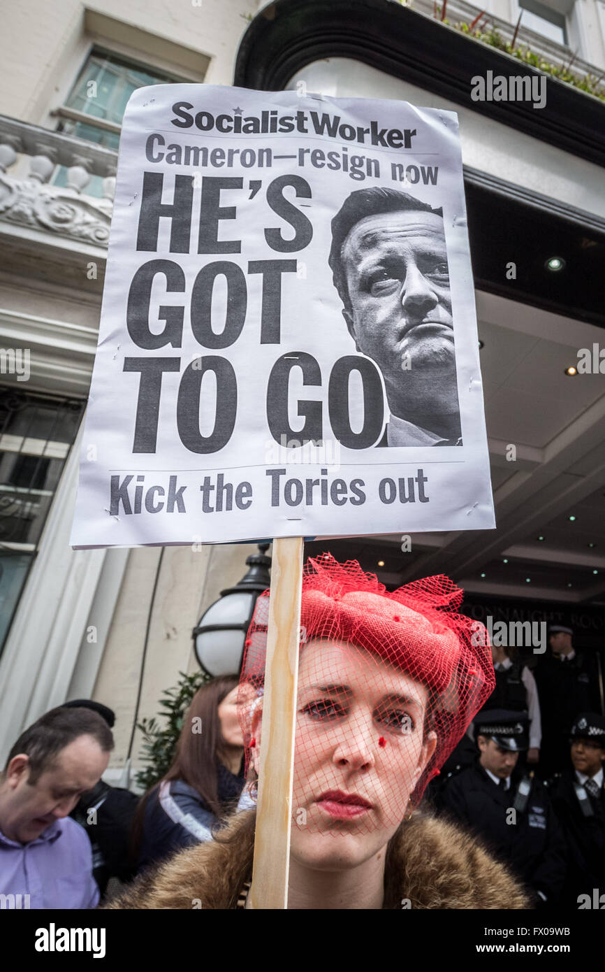 Londra, Regno Unito. Il 9 aprile 2016. 'David Cameron deve dimettersi' dimostrazione esterna il Connaught Camere Posizione del partito conservatore Conferenza di Primavera Credito: Guy Corbishley/Alamy Live News Foto Stock