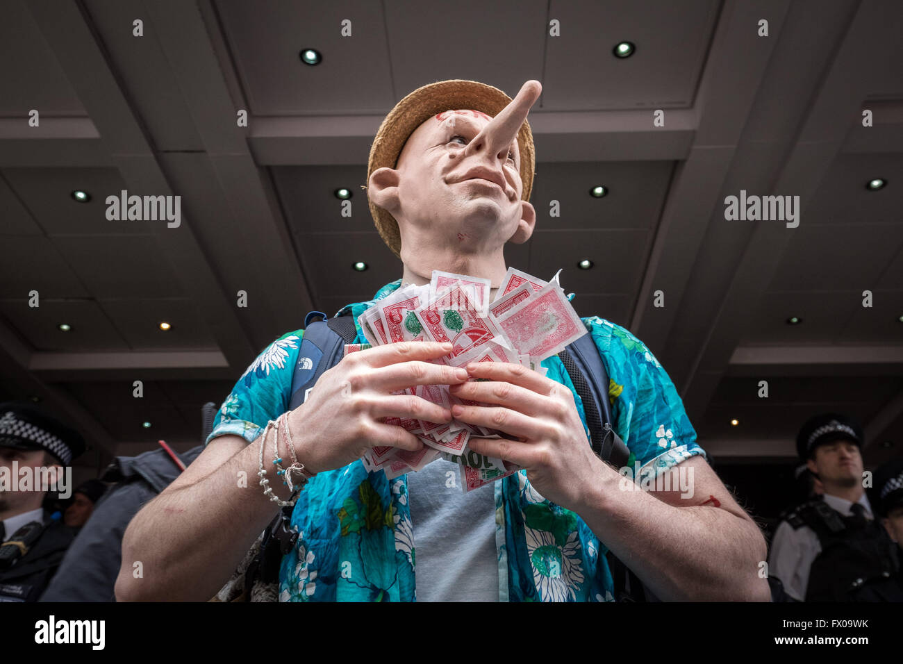 Londra, Regno Unito. Il 9 aprile 2016. 'David Cameron deve dimettersi' dimostrazione esterna il Connaught Camere Posizione del partito conservatore Conferenza di Primavera Credito: Guy Corbishley/Alamy Live News Foto Stock