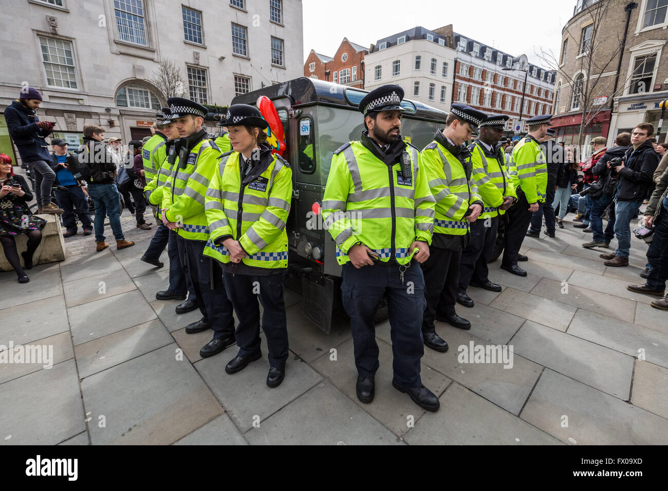 Londra, Regno Unito. Il 9 aprile 2016. 'David Cameron deve dimettersi' dimostrazione esterna il Connaught Camere Posizione del partito conservatore Conferenza di Primavera Credito: Guy Corbishley/Alamy Live News Foto Stock