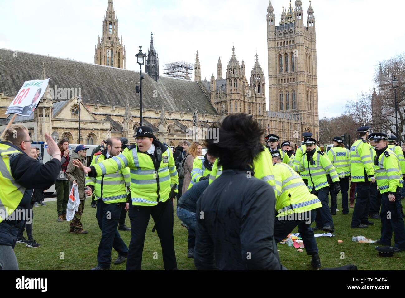 Londra, Regno Unito. Il 9 aprile 2016. Gli ufficiali di polizia di avvertimento folla baying back.polizia si scontrano con i manifestanti in piazza del Parlamento, Londra. Credito: Marc Ward/Alamy Live News Foto Stock