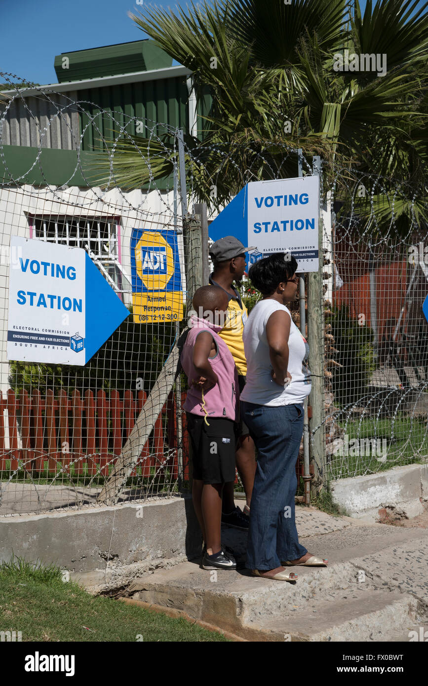 Southern African cittadini arrivano a registrarsi per votare alle prossime elezioni. Stazione di votazione in Imizamo Yethu vicino a Hout Bay Foto Stock