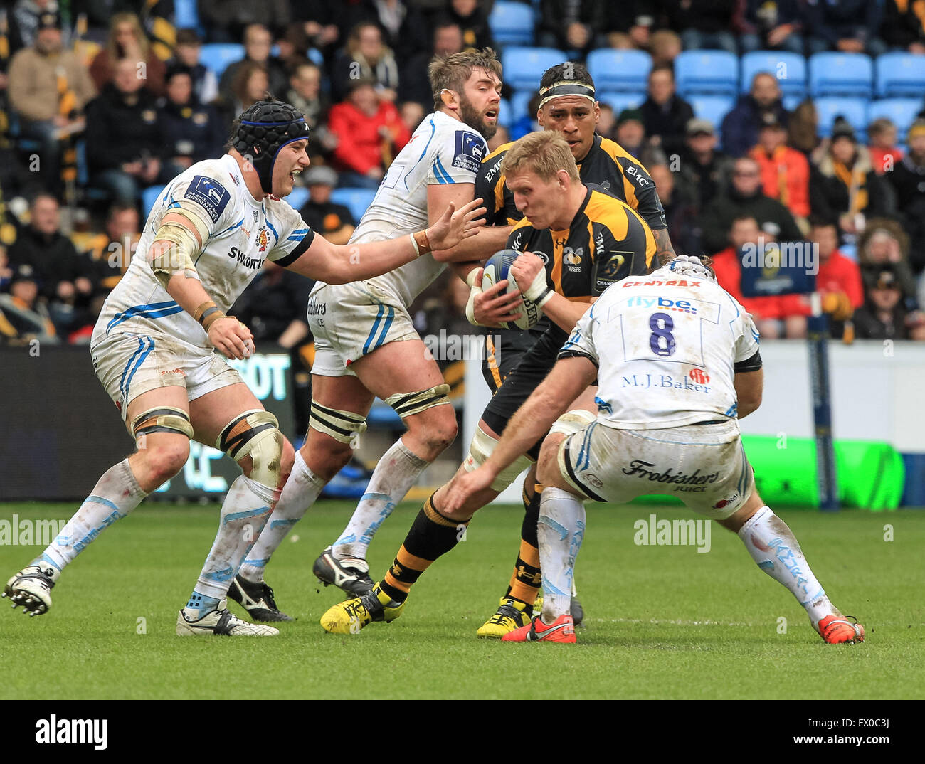 Ricoh Arena, Coventry, Regno Unito. 09Apr, 2016. European Champions Cup. Vespe versus Exeter Chiefs. Vespe Bradley Davies sulla carica affrontato da Richard Baxter Credito: Azione Sport Plus/Alamy Live News Foto Stock