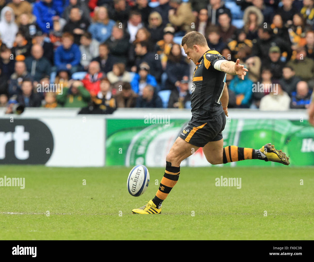 Ricoh Arena, Coventry, Regno Unito. 09Apr, 2016. European Champions Cup. Vespe versus Exeter Chiefs. Vespe fly-metà Jimmy Gopperth riavvia il gioco. Credito: Azione Sport Plus/Alamy Live News Foto Stock