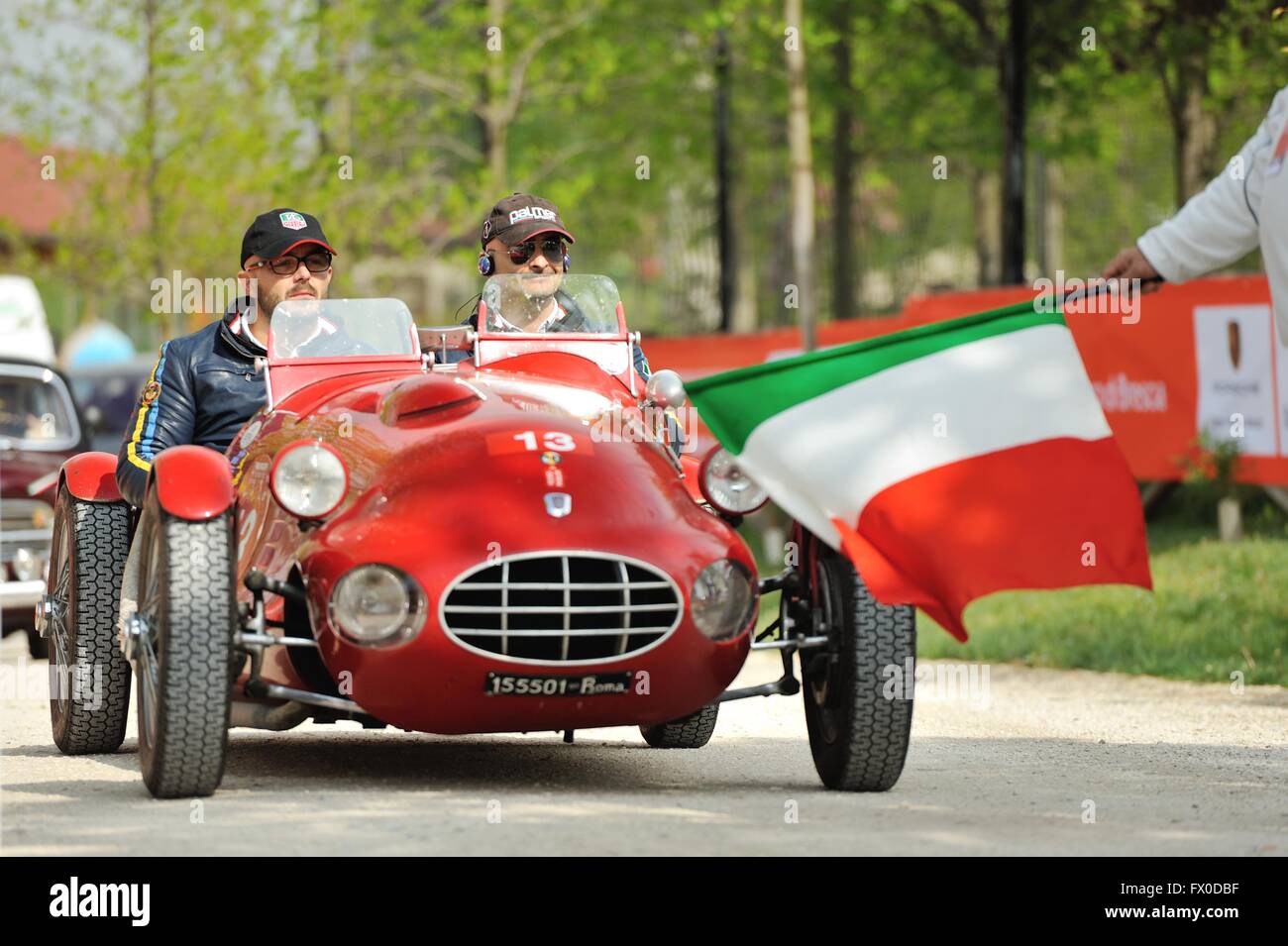 Castrezzato (BS), Italia. 09 Aprile, 2016. Un Rosso Fiat Gilco 1100 siluro, costruita nel 1948, inizia la Franciacorta Historic classic car race. Roberto Cerruti/Alamy Live News Foto Stock