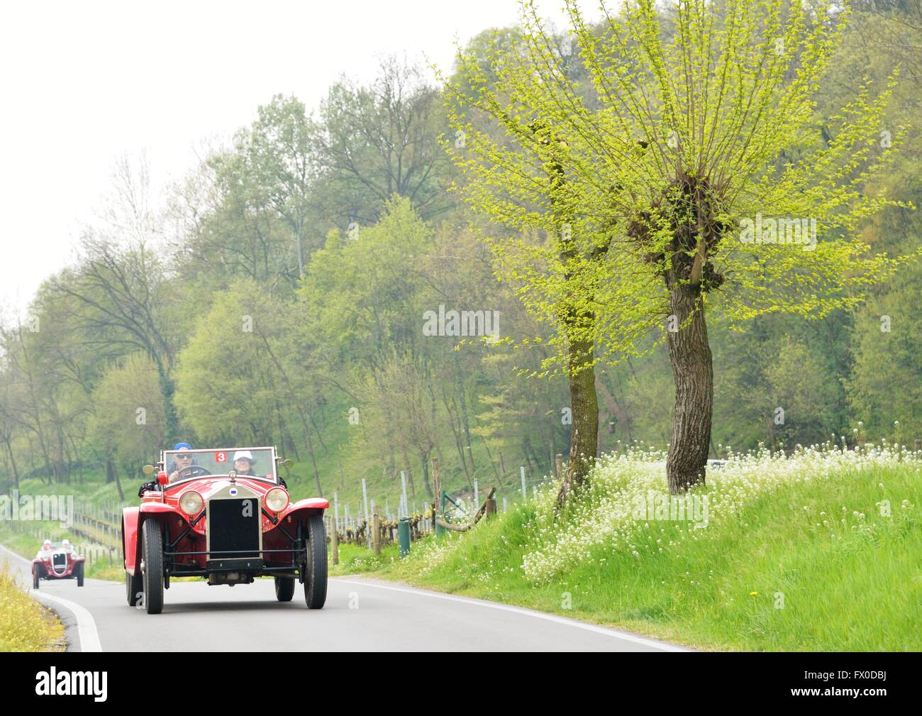 Cazzago San Martino (BS), Italia. 09 Aprile, 2016. Un rosso Lancia Lambda, costruito nel 1929, prende parte alla storica Franciacorta classic car race. Roberto Cerruti/Alamy Live News Foto Stock