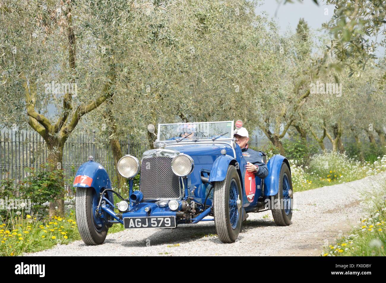 Cortefranca (Bs), Italia. 09 Aprile, 2016. Un blu Aston Martin Le Mans, costruito nel 1933, prende parte alla storica Franciacorta classic car race. Roberto Cerruti/Alamy Live News Foto Stock
