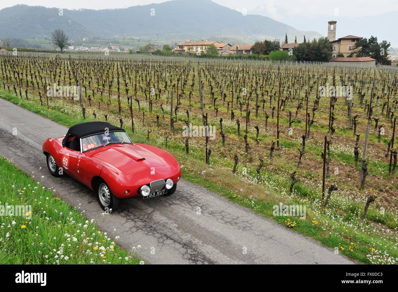Cortefranca (Bs), Italia. 09 Aprile, 2016. Un rosso Arnolt Bristol Bolide, costruito nel 1954, prende parte alla storica Franciacorta classic car race. Roberto Cerruti/Alamy Live News Foto Stock