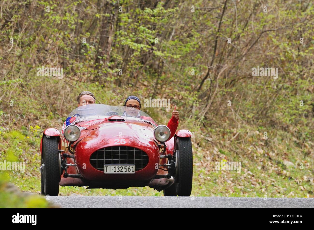 Sulzano (BS), Italia. 09 Aprile, 2016. Un rosso Ermini 1100 Sport, costruito nel 1951, prende parte alla storica Franciacorta classic car race. Roberto Cerruti/Alamy Live News Foto Stock