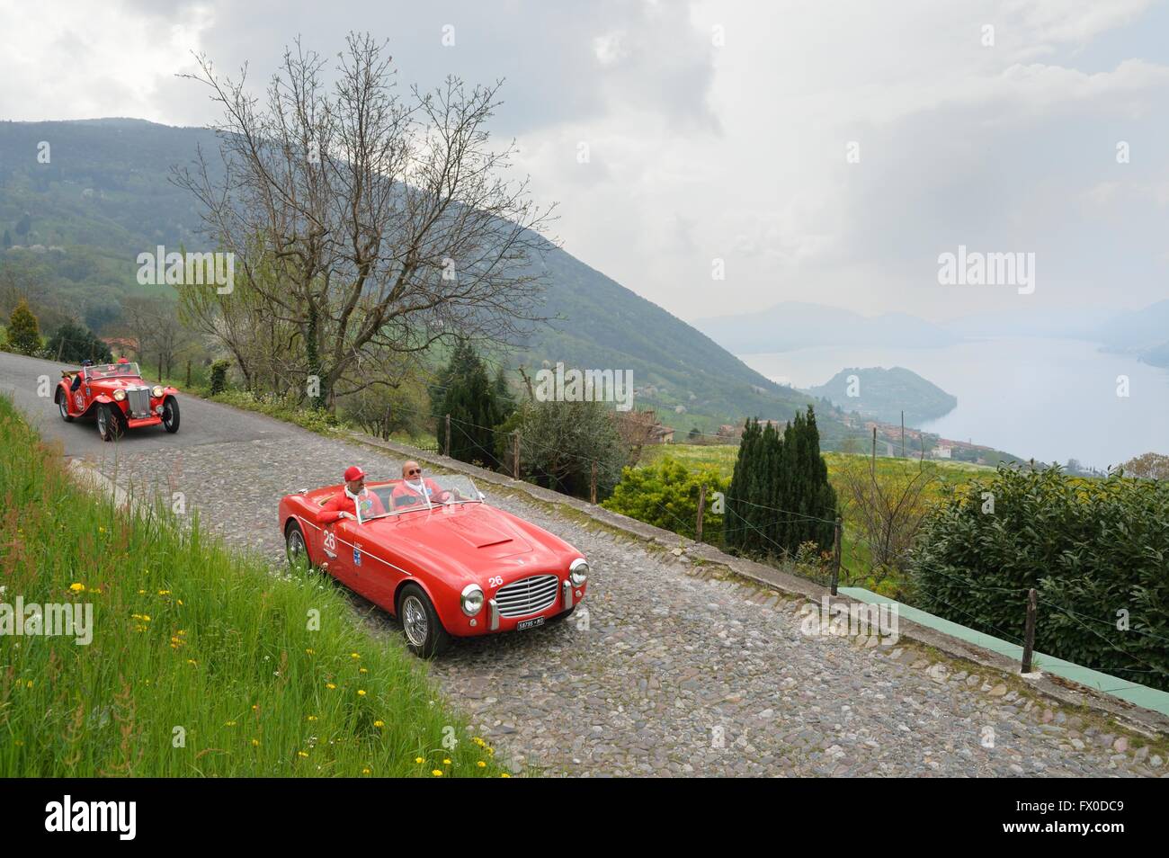 Sulzano (BS), Italia. 09 Aprile, 2016. Un rosso Siata Daina Gran Sport, costruita nel 1952, e un rosso MG TB (1939), per prendere parte alla storica Franciacorta classic car race. Roberto Cerruti/Alamy Live News Foto Stock