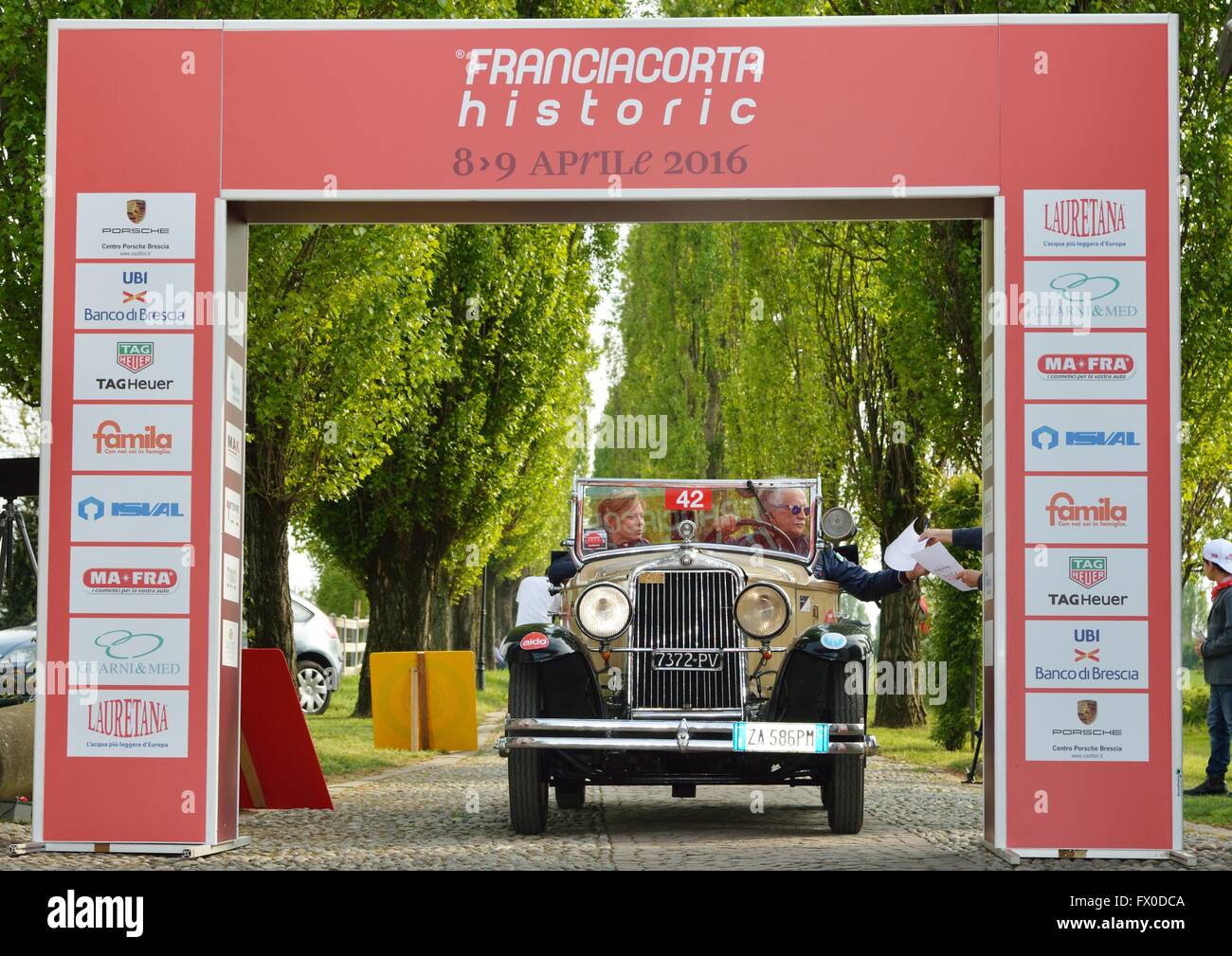 Castrezzato, Italia. 09 Aprile, 2016. Un beige Fiat 514 S, costruito nel 1930, termina il Franciacorta Historic classic car race. Roberto Cerruti/Alamy Live News Foto Stock