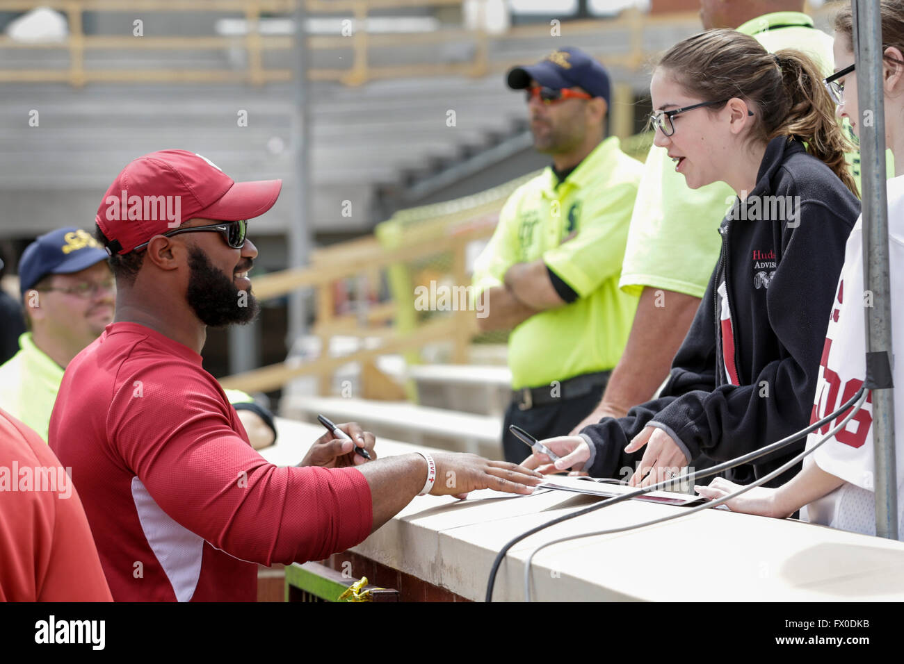 9 aprile 2106: Oklahoma Sooners running back Samaje Perine (32) segni autografi durante l'Università di Oklahoma molla del gioco del calcio a Gaylord Famiglia - Oklahoma Memorial Stadium di Norman, OK Tim Warner/CSM. Foto Stock