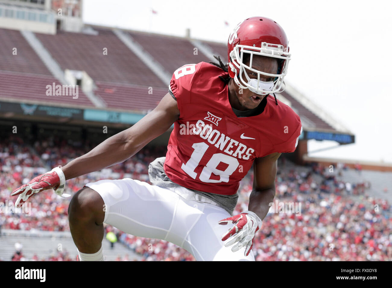 9 aprile 2106: Oklahoma Sooners wide receiver Dahu verde (18) ha il suo casco sfilare gli impedisce di cattura di un pass durante l'Università di Oklahoma molla del gioco del calcio a Gaylord Famiglia - Oklahoma Memorial Stadium di Norman, OK Tim Warner/CSM. Foto Stock