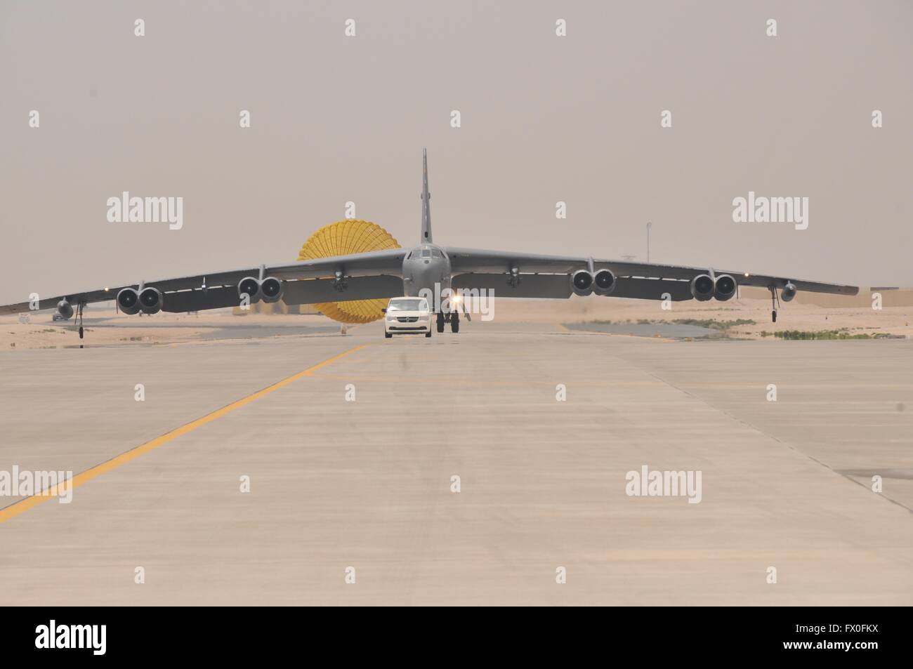 Un U.S. Air Force B-52H Stratofortress bombardiere strategico terre di Al Udeid Air Base Aprile 9, 2016 in Qatar. Il velivolo è stato trasferito dalla Barksdale Air Force Base per aumentare la capacità di colpire nella campagna di bombardamenti contro lo Stato islamico. Foto Stock