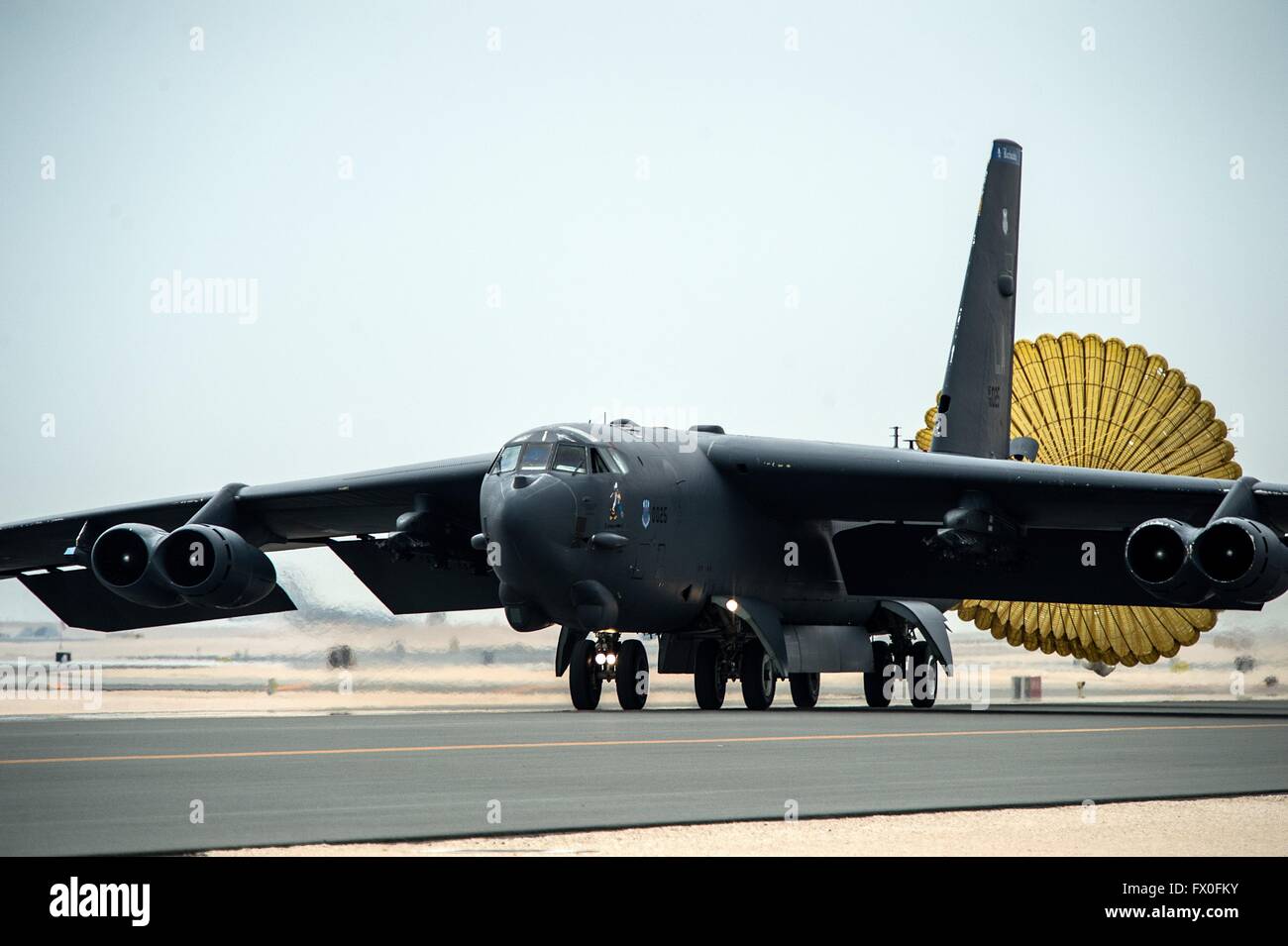 Un U.S. Air Force B-52H Stratofortress bombardiere strategico terre di Al Udeid Air Base Aprile 9, 2016 in Qatar. Il velivolo è stato trasferito dalla Barksdale Air Force Base per aumentare la capacità di colpire nella campagna di bombardamenti contro lo Stato islamico. Foto Stock