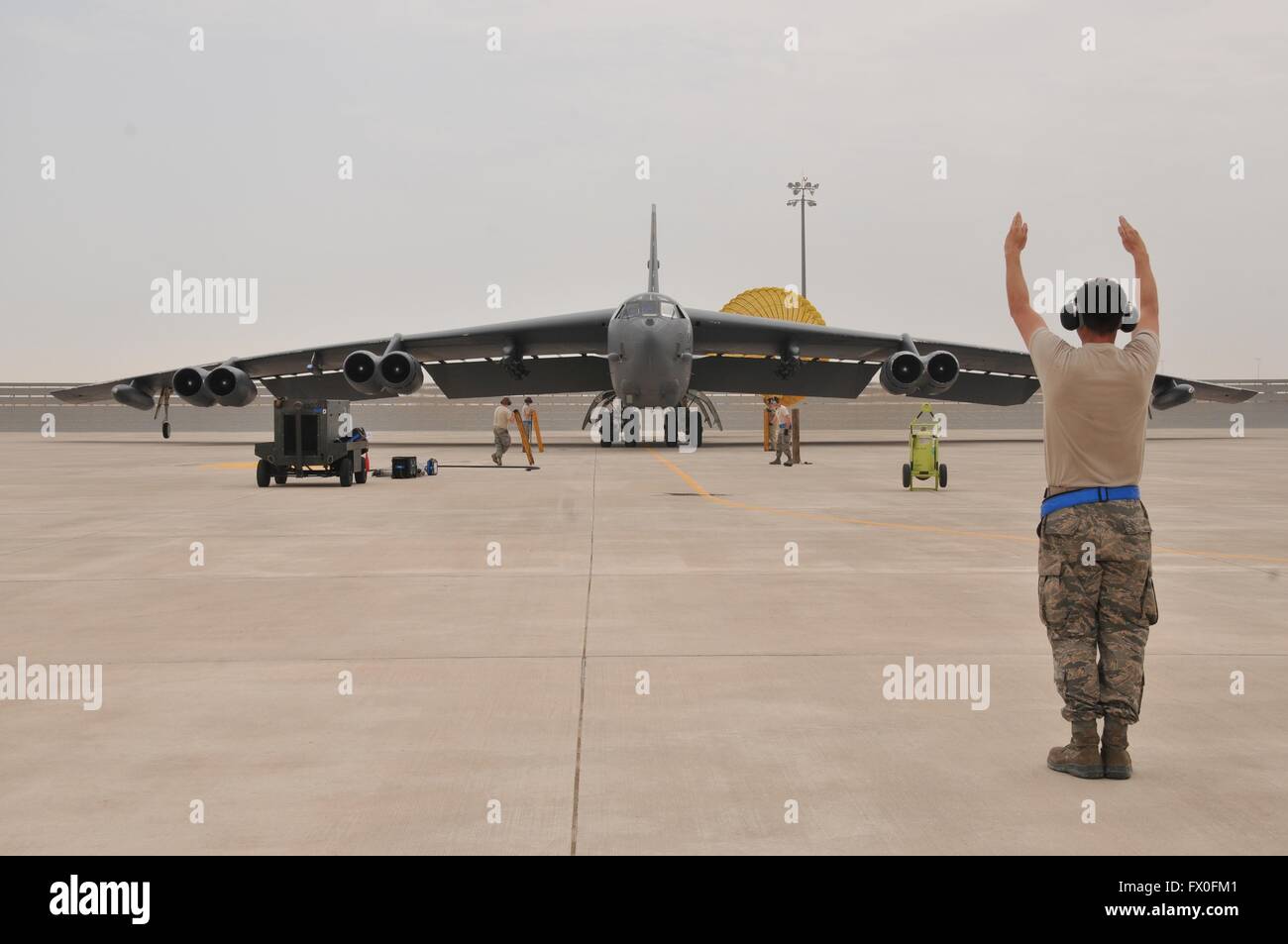 Un U.S. Air Force B-52H Stratofortress bombardiere strategico è posizionato dal personale di terra Al Udeid Air Base Aprile 9, 2016 in Qatar. Il velivolo è stato trasferito dalla Barksdale Air Force Base per aumentare la capacità di colpire nella campagna di bombardamenti contro lo Stato islamico. Foto Stock