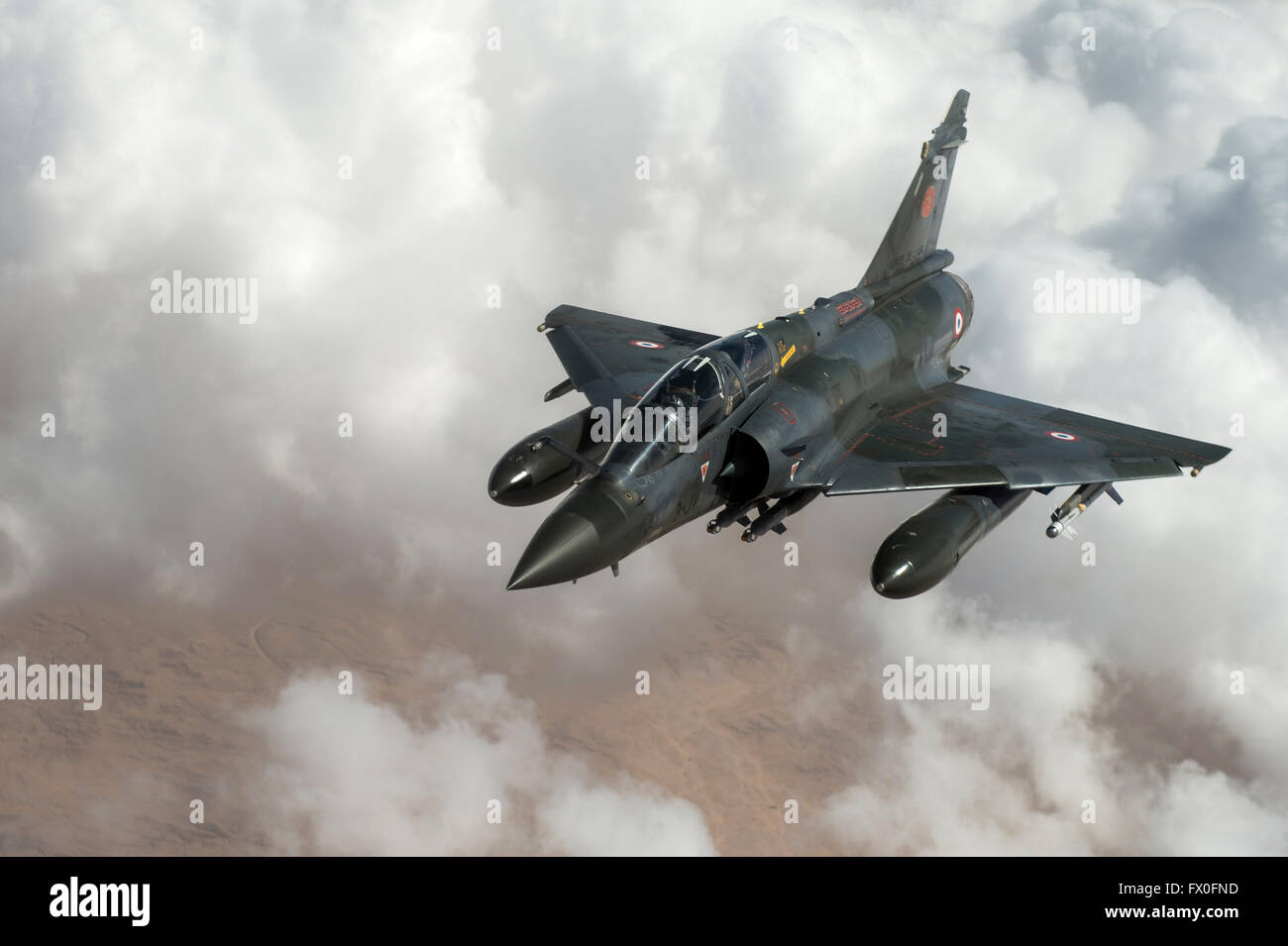 Francese Air Force Mirage 2000D fighter aircraft fly una sortita durante le missioni contro lo Stato islamico 8 aprile 2016 sull'Iraq. Foto Stock