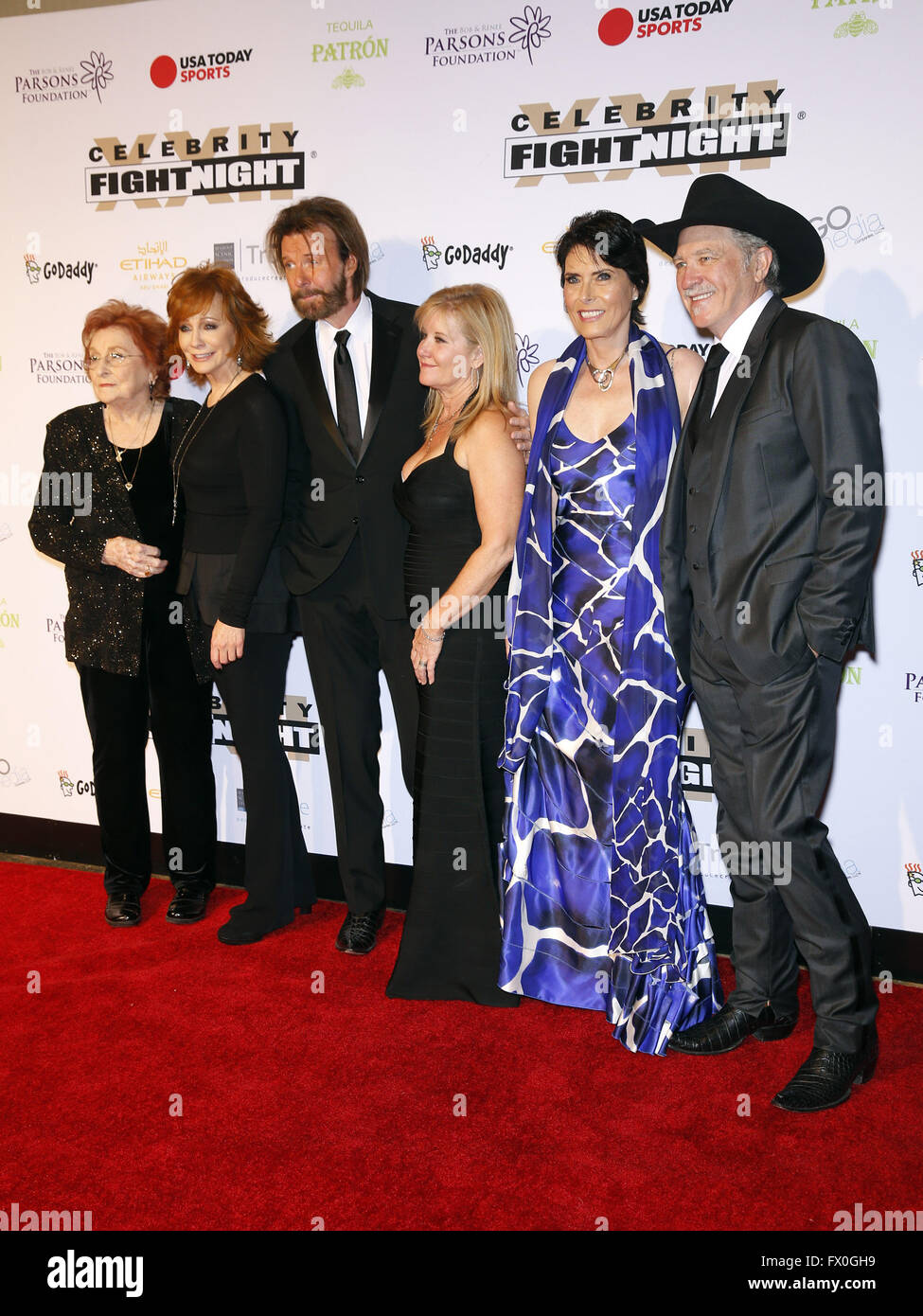 Phoenix, AZ, Stati Uniti d'America. 9 apr, 2016. 09 Aprile 2016 - Las Vegas, Nevada - Jacqueline Smith, Reba Mcentire, Ronnie Dunn, Janine Dunn, Barbara Brooks, Kix Brooks . Muhammad Ali XXII edizione Celebrity Fight Night al JW Marriott Desert Ridge. Photo credit: MJT/AdMedia Credito: Mjt/AdMedia/ZUMA filo/Alamy Live News Foto Stock