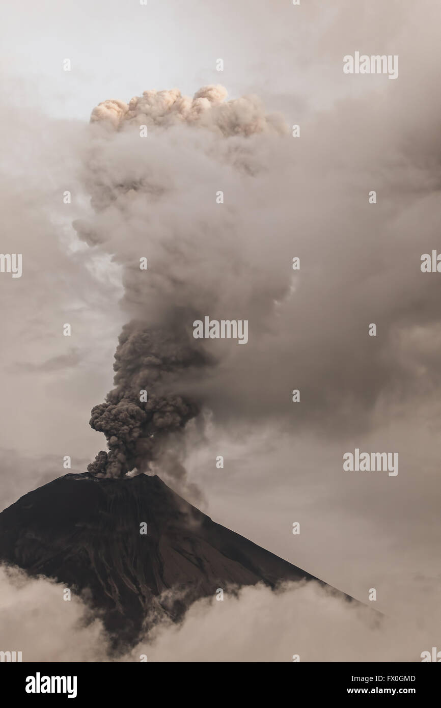 Vulcano Tungurahua fuoriesce fumo e cenere in eruzione Fiery, febbraio 2016, Sud America Foto Stock