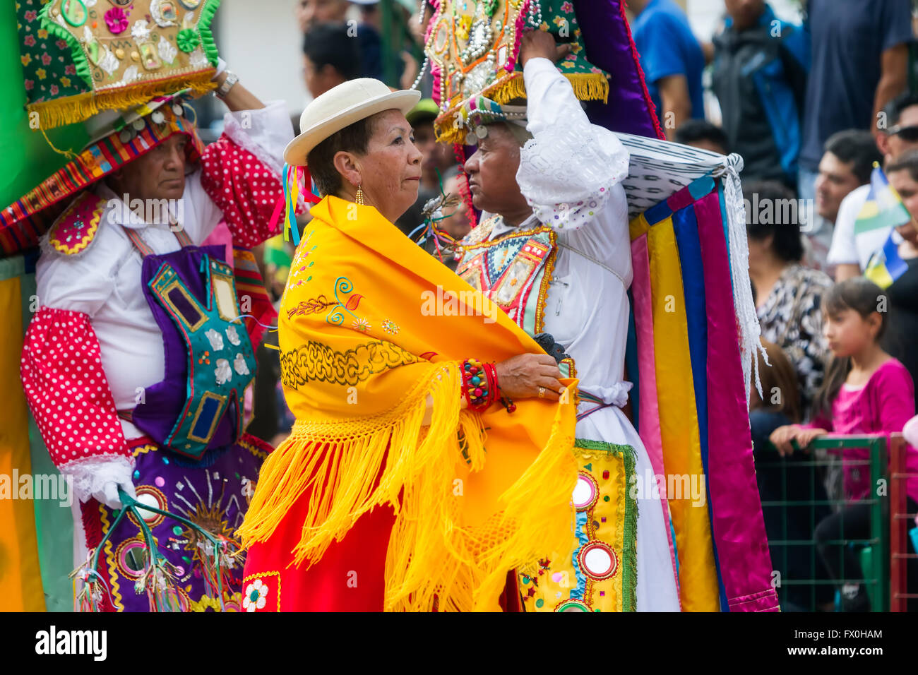 Banos de Agua Santa, Ecuador - 29 Novembre 2014: Felice non identificato i bambini indigeni celebrando sulle strade della città di Banos Foto Stock