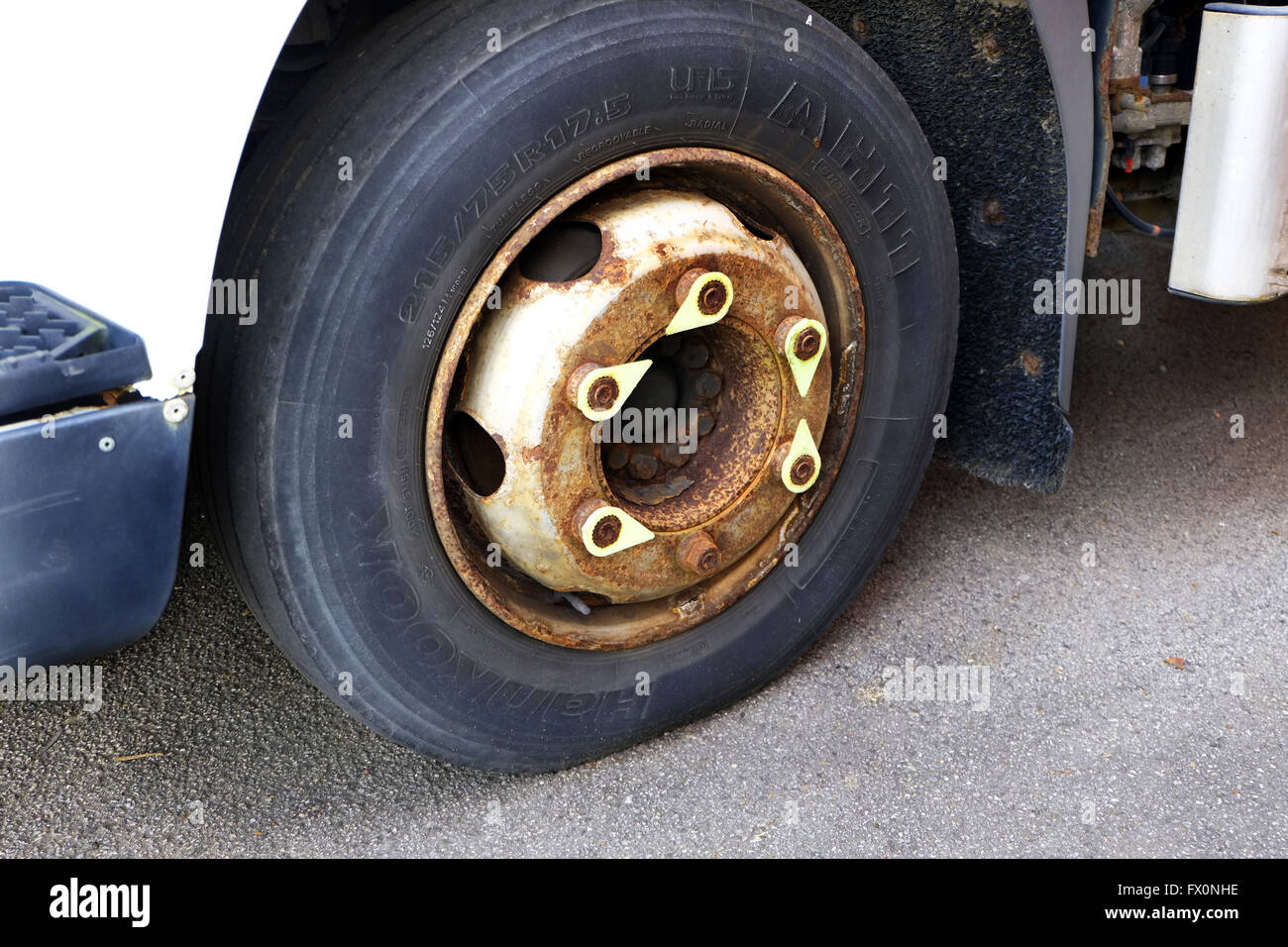 Il dado della ruota i dispositivi di registrazione sui vecchi camion. Foto Stock