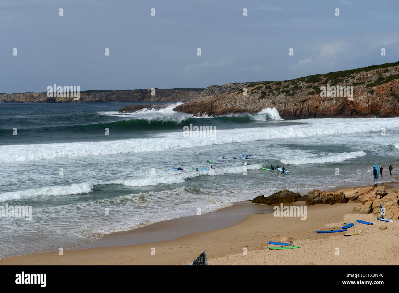 Scuola di surf a fondali bassi Praia do Zavial Foto Stock