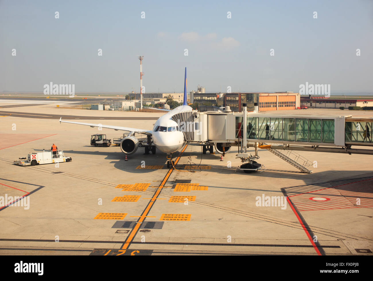 Vista del velivolo con scale passeggeri Foto Stock