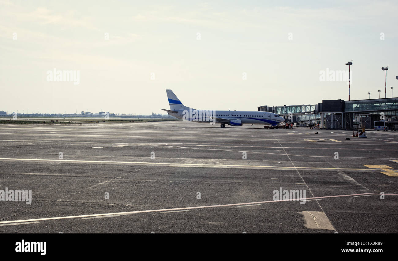Vista del velivolo con scale passeggeri Foto Stock