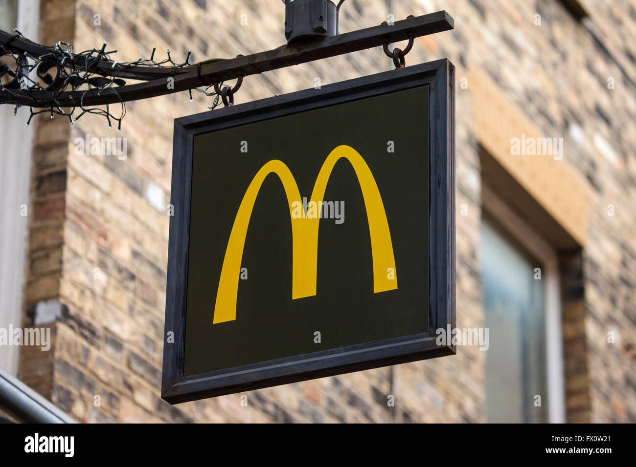 CAMBRIDGESHIRE, Regno Unito - 8 APRILE 2016: un segno per un McDonalds un ristorante fast food a Cambridge il 8 aprile 2016. Foto Stock