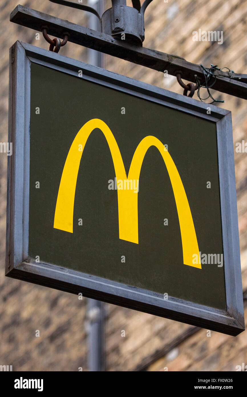 CAMBRIDGESHIRE, Regno Unito - 8 APRILE 2016: un segno per un McDonalds un ristorante fast food a Cambridge il 8 aprile 2016. Foto Stock