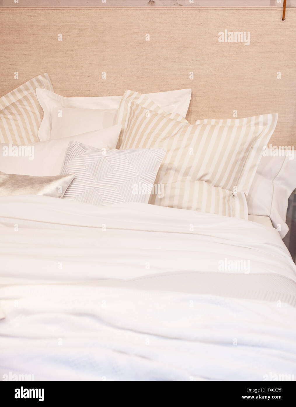 Cuscino sulla bella pulita e moderna camera da letto Foto Stock