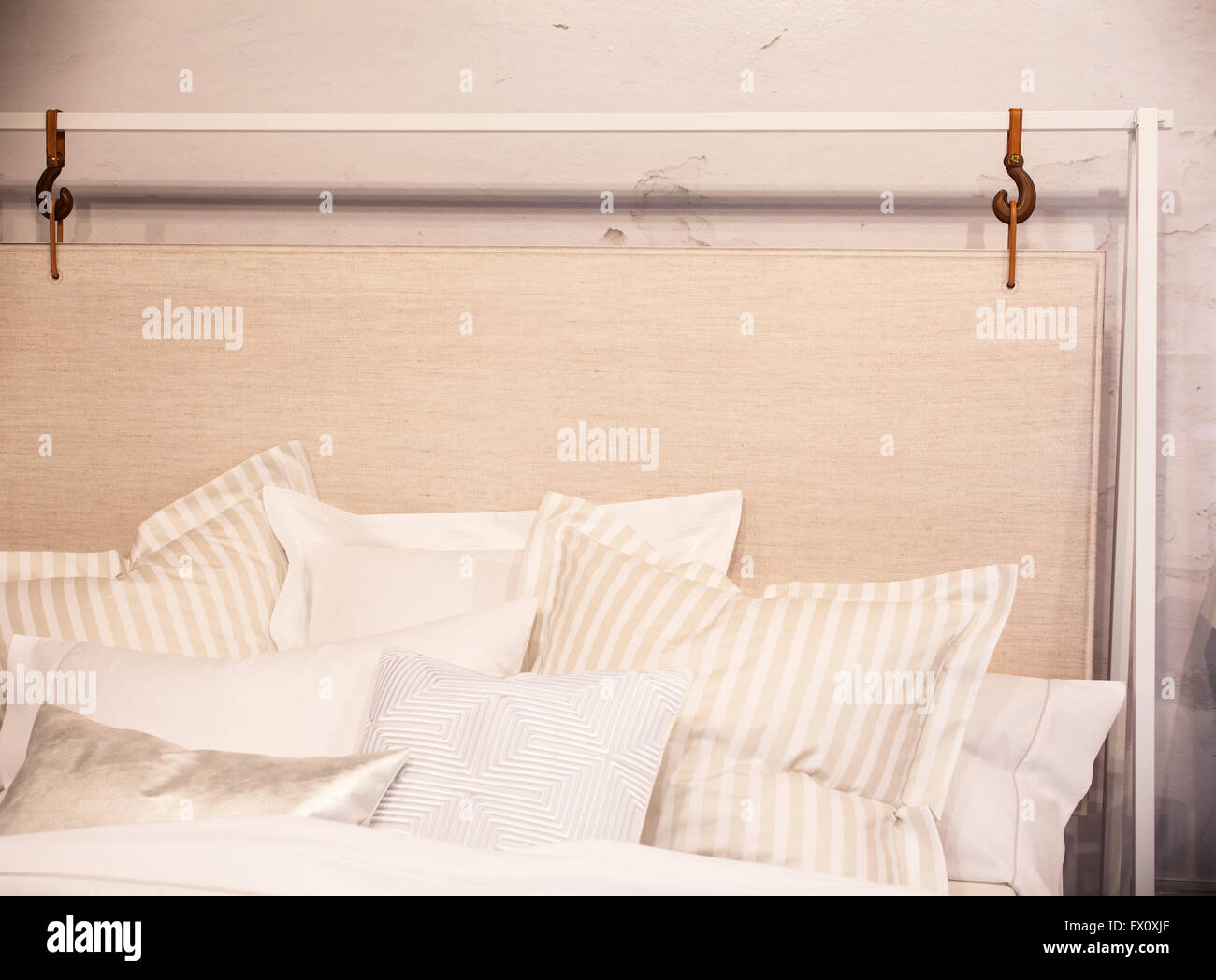 Cuscino sulla bella pulita e moderna camera da letto Foto Stock