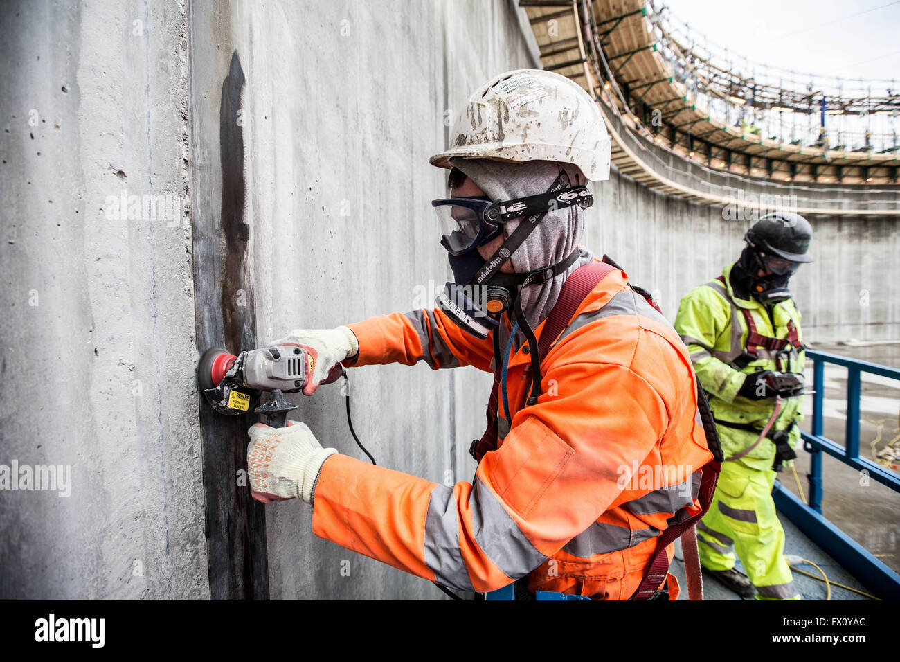 Versare calcestruzzo sulla costruzione di etano del serbatoio del gas Foto Stock