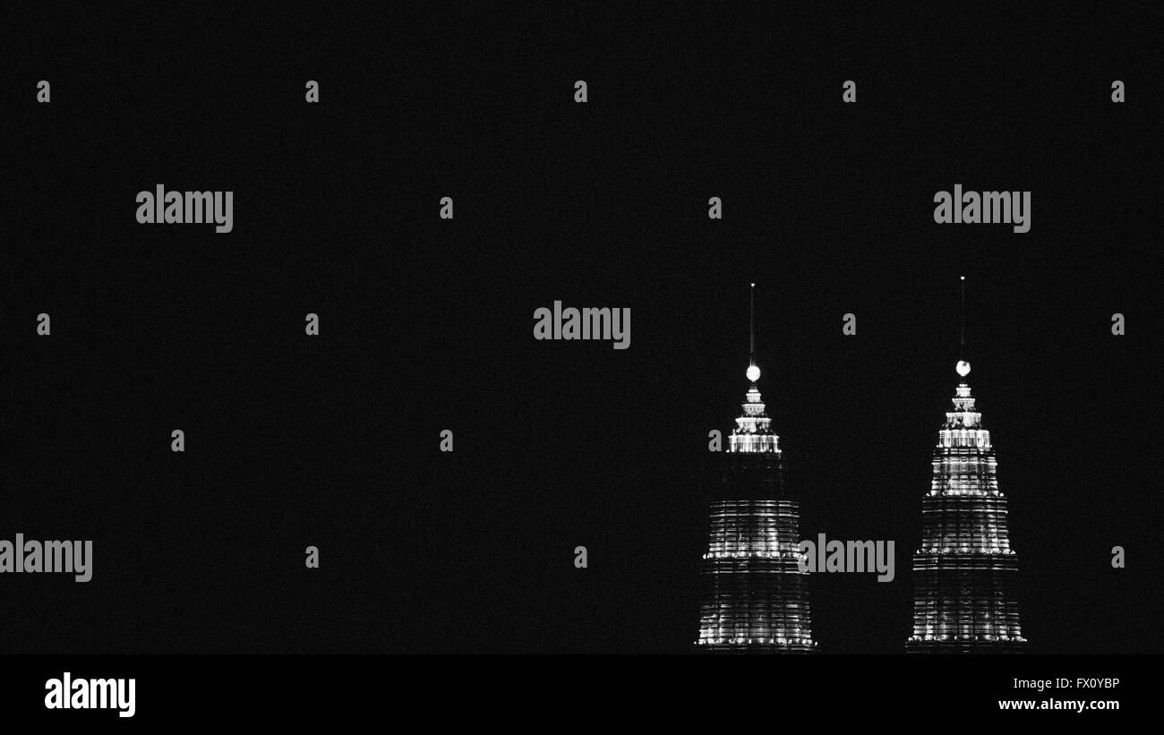 Vista notte sopra il centro cittadino di Kuala Lumpur, Malesia. Foto Stock