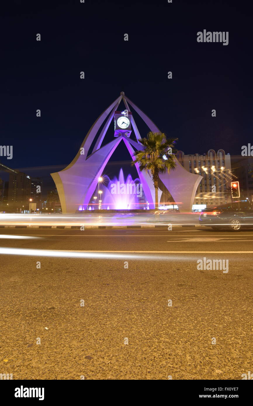 Dubai Clock Tower turno di notte con una lunga esposizione, Deira, Dubai, Emirati Arabi Uniti Foto Stock