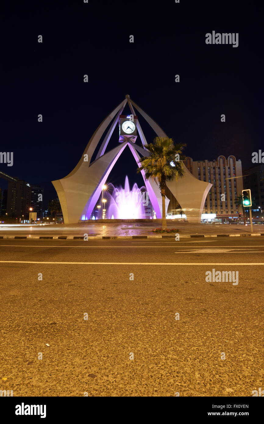 Dubai Clock Tower turno di notte con una lunga esposizione, Deira, Dubai, Emirati Arabi Uniti Foto Stock