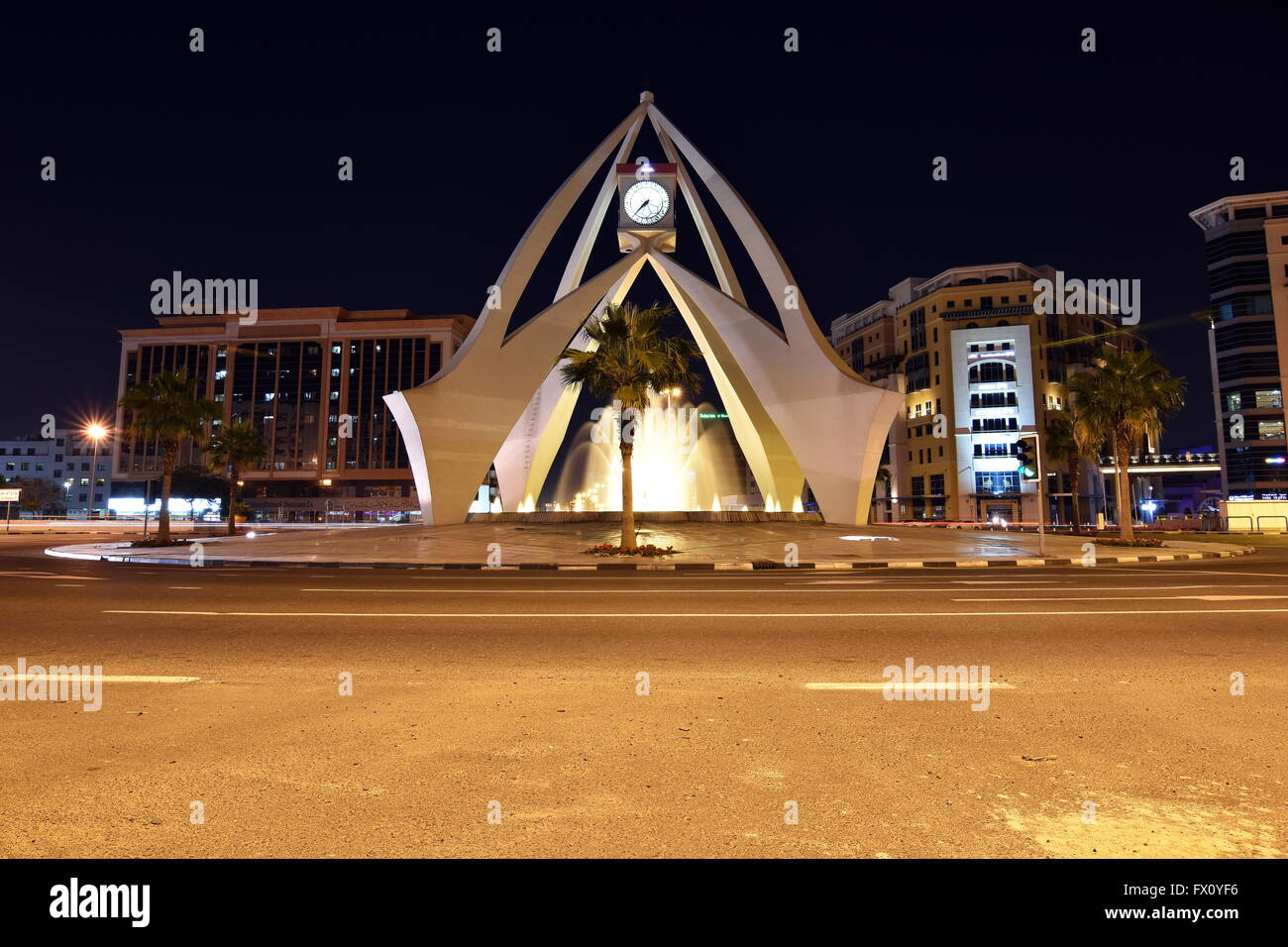 Dubai Clock Tower turno di notte con una lunga esposizione, Deira, Dubai, Emirati Arabi Uniti Foto Stock