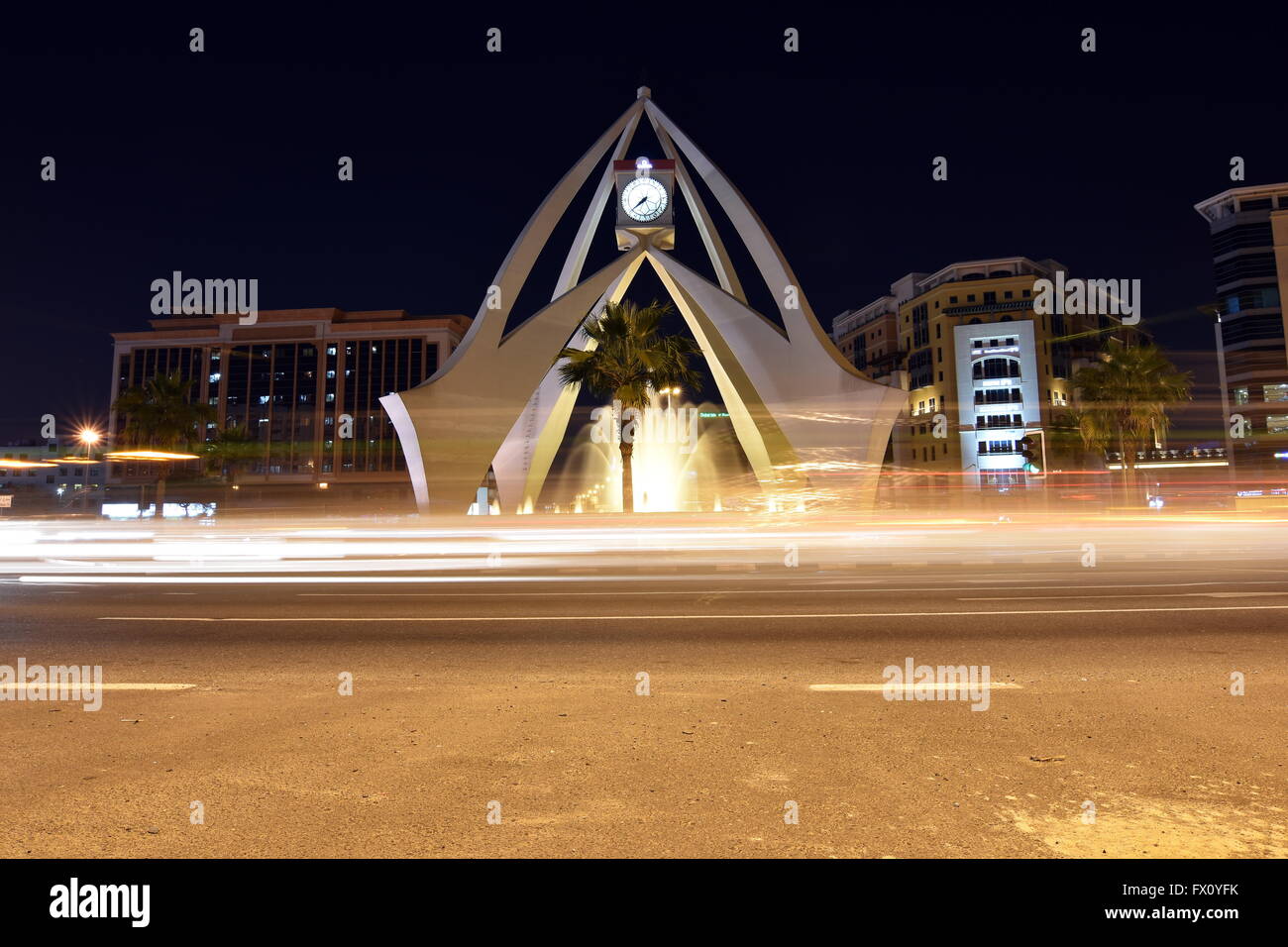 Dubai Clock Tower turno di notte con una lunga esposizione, Deira, Dubai, Emirati Arabi Uniti Foto Stock