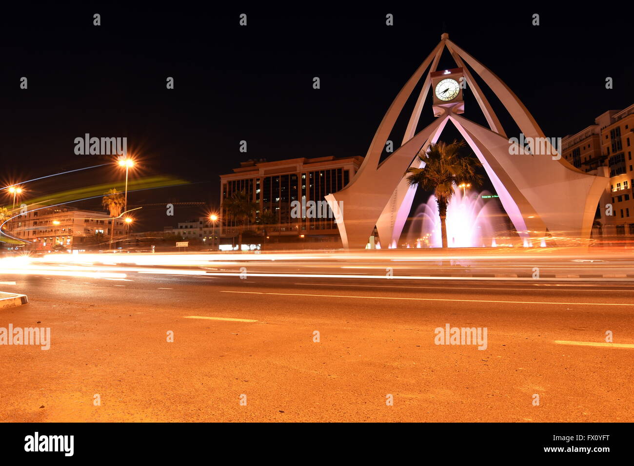 Dubai Clock Tower turno di notte con una lunga esposizione, Deira, Dubai, Emirati Arabi Uniti Foto Stock