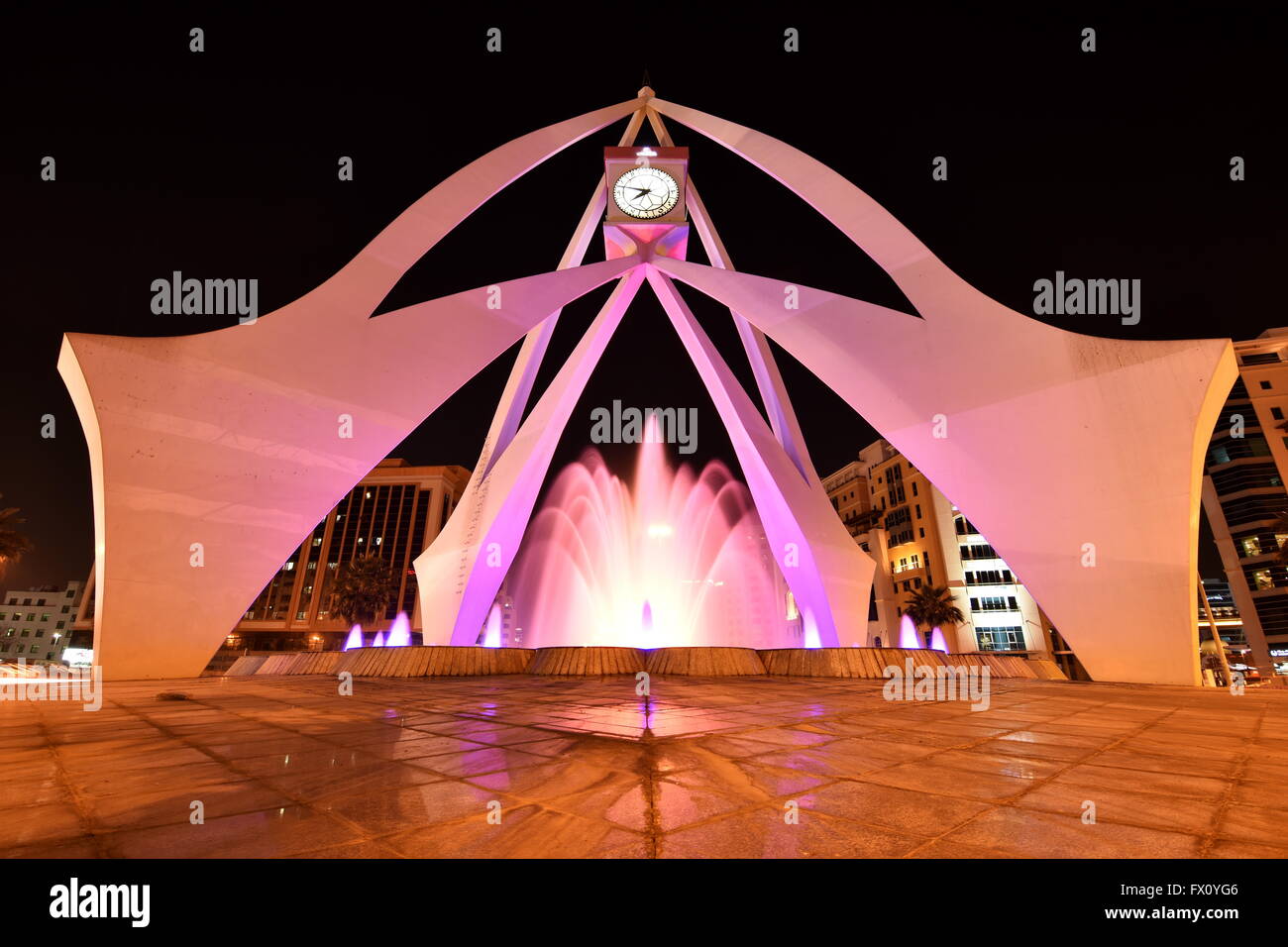 Dubai Clock Tower turno di notte con una lunga esposizione, Deira, Dubai, Emirati Arabi Uniti Foto Stock