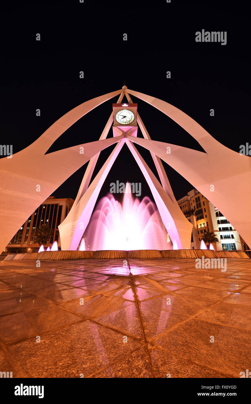 Dubai Clock Tower turno di notte con una lunga esposizione, Deira, Dubai, Emirati Arabi Uniti Foto Stock