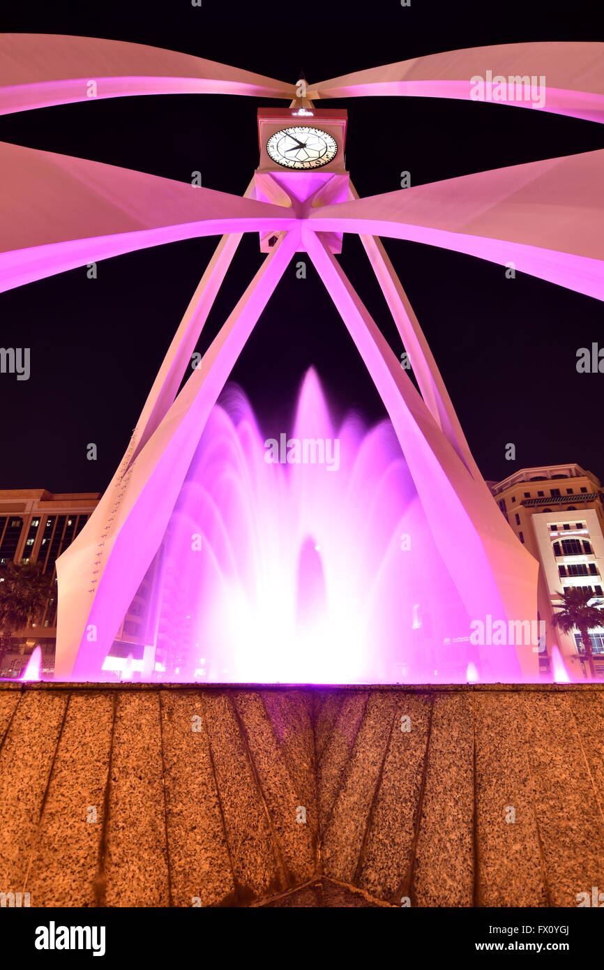 Dubai Clock Tower turno di notte con una lunga esposizione, Deira, Dubai, Emirati Arabi Uniti Foto Stock