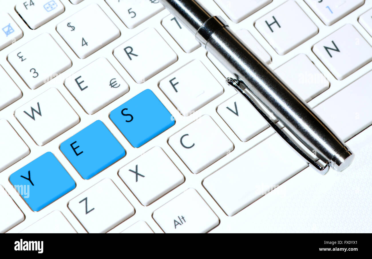 Tastiera bianca come il processo decisionale del concetto e penna. Foto Stock