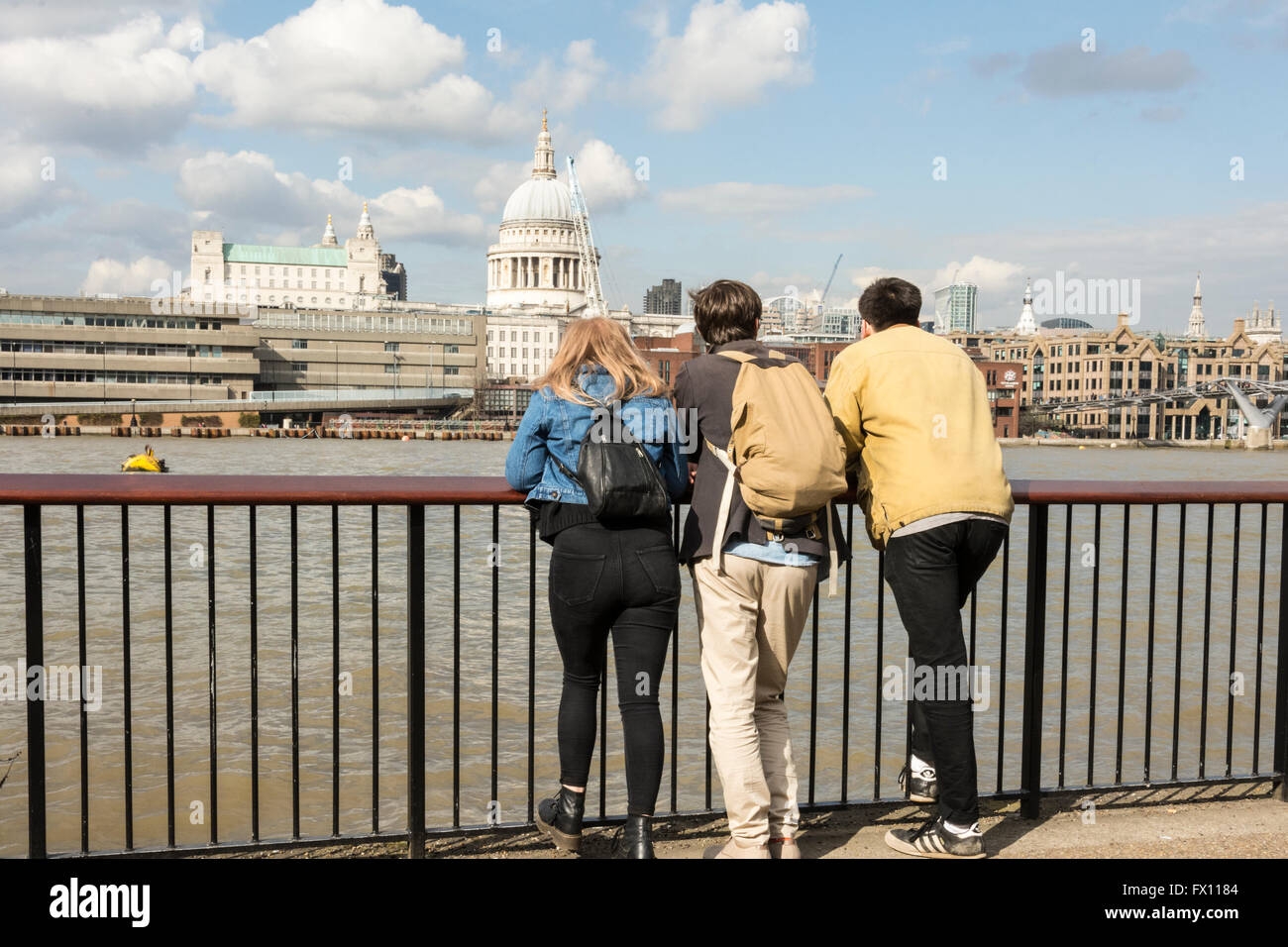 Una vista della Cattedrale di San Paolo dal London Bankside area vicino alla Tate Modern Museum Foto Stock