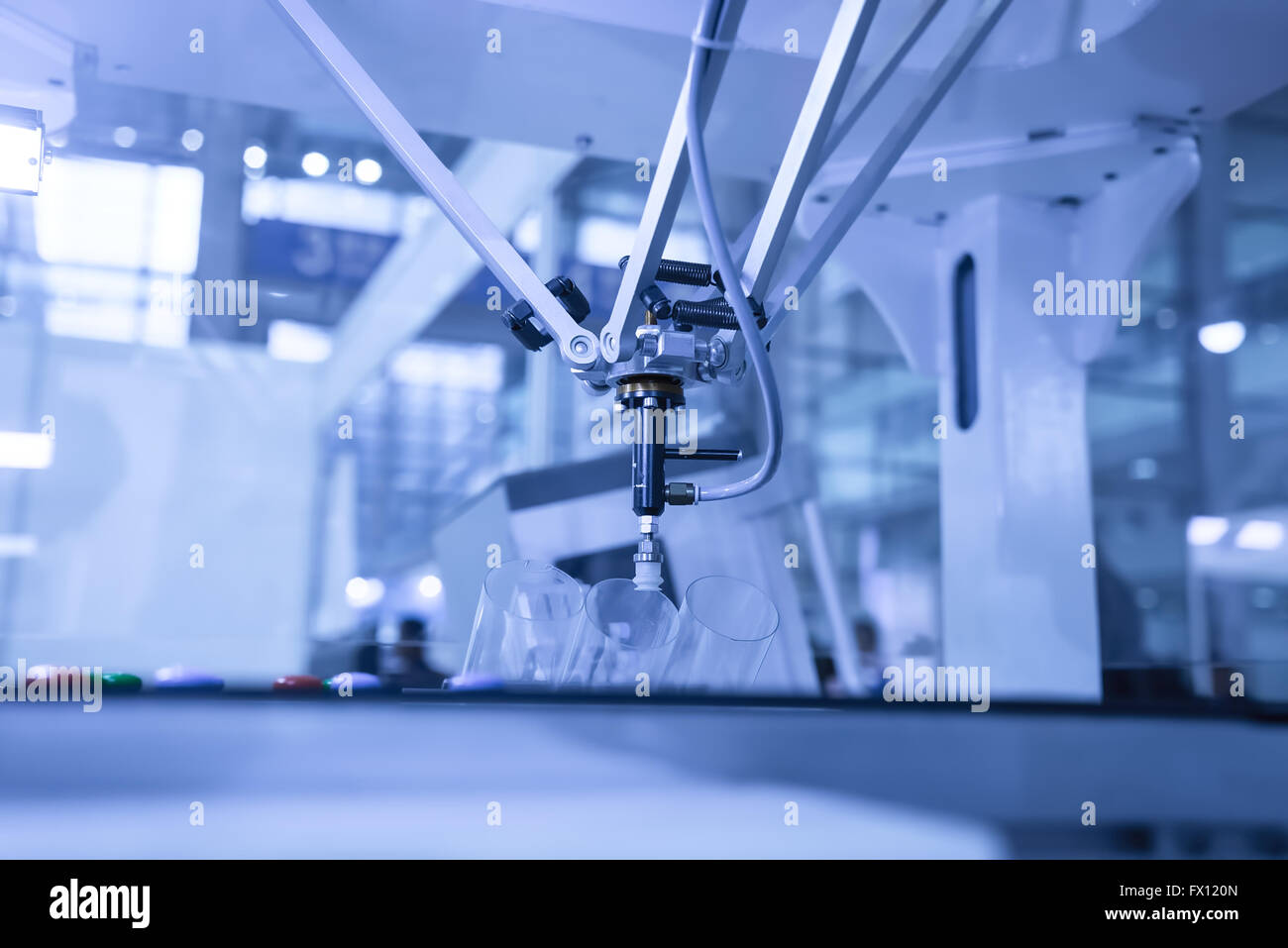 Robot industriale a lavorare in fabbrica,Conveyor tracking Controler di mano robotica. Foto Stock